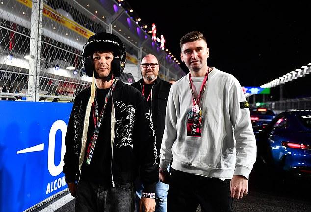 Экс-солист One Direction Луи Томлинсон был сфотографирован, надевая шлем на Pirelli Hot Laps перед заездом.