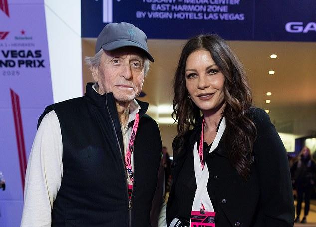 Голливудская легенда Майкл, 81 года, был в приподнятом настроении, но, пытаясь не привлекать внимания, надел серую кепку.