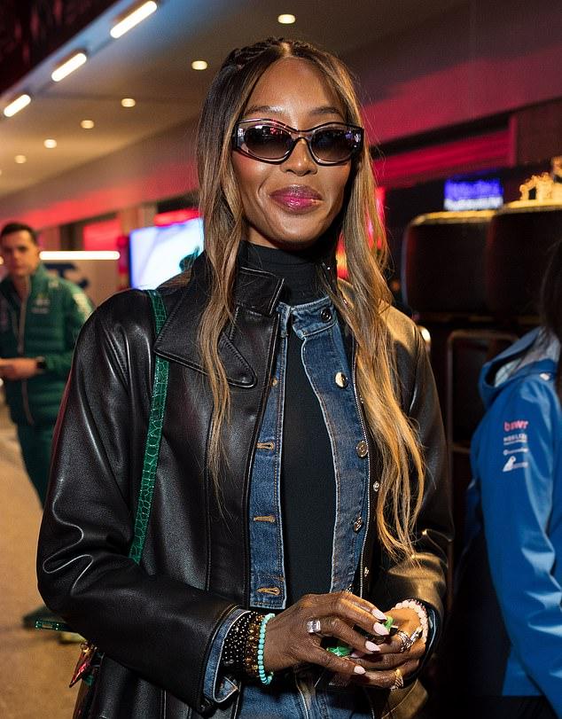 Супермодель Наоми Кэмпбелл также впечатляла стилем на треке, появившись в черной кожаной косухе и синем джинсовом комплекте.