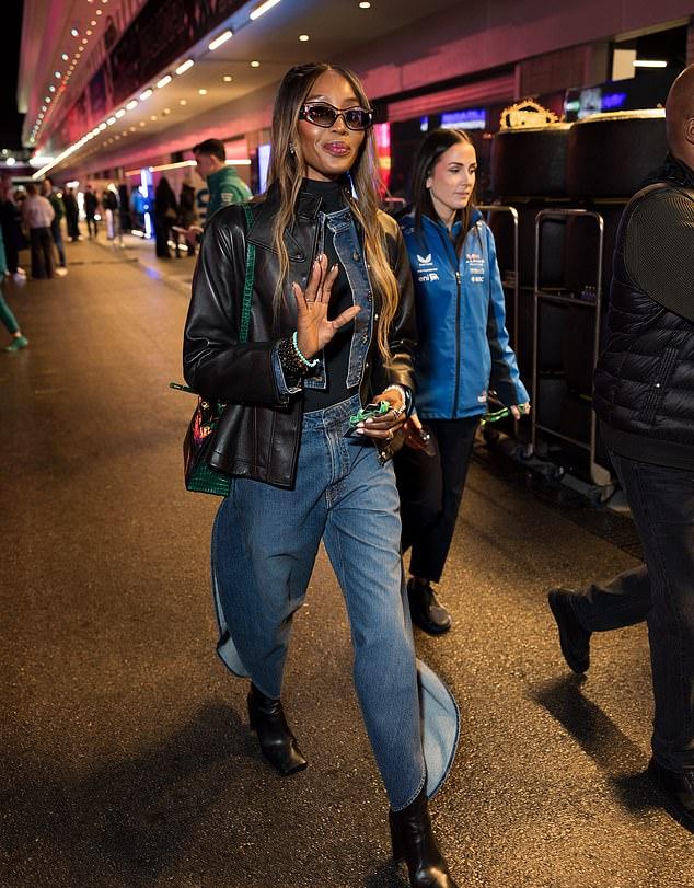 Она улыбалась и махала фотографам, идя вдоль трассы в пятницу вечером.