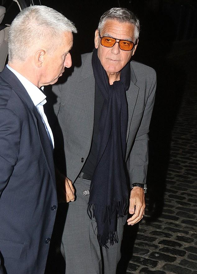 Элегантный Джордж Клуни в сером костюме встретился с Адамом Сэндлером в Лондоне в пятницу, накануне релиза Джей Келли.