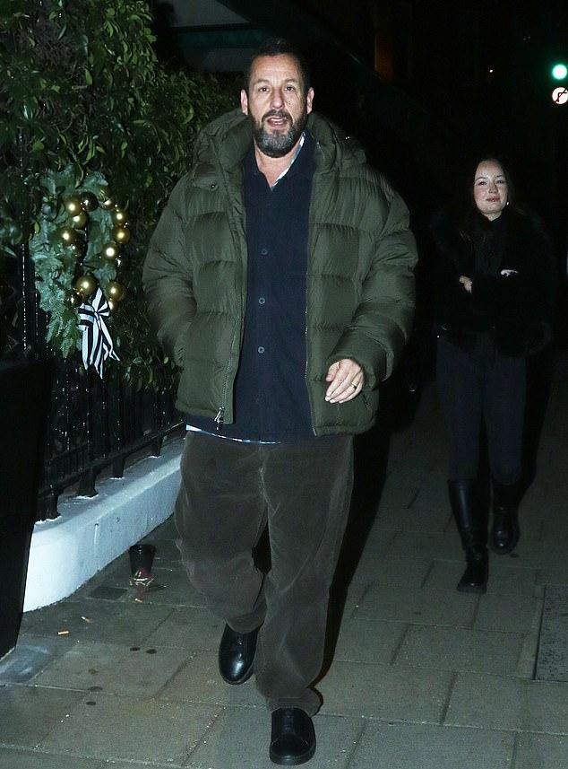 64-летний актер, играющий кинозвезду Джея Келли, снимается в новом фильме Netflix с Адамом (59, на фото).