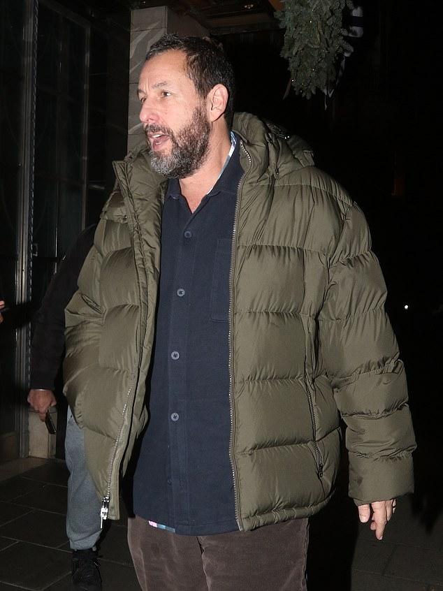 Адам же появился в повседневном наряде: большой зеленой стеганой куртке поверх синей рубашки.