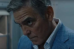 Джордж Клуни безупречно выглядел в сером костюме, когда присоединился к Адаму Сэндлеру в Лондоне в пятницу в преддверии выхода их фильма «Джей Келли»