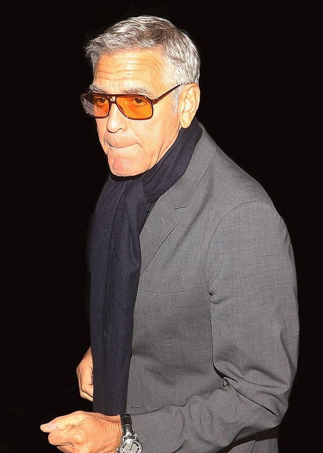 Для выхода Джордж выбрал свой костюм, черную рубашку, черный шарф и оранжевые солнцезащитные очки.