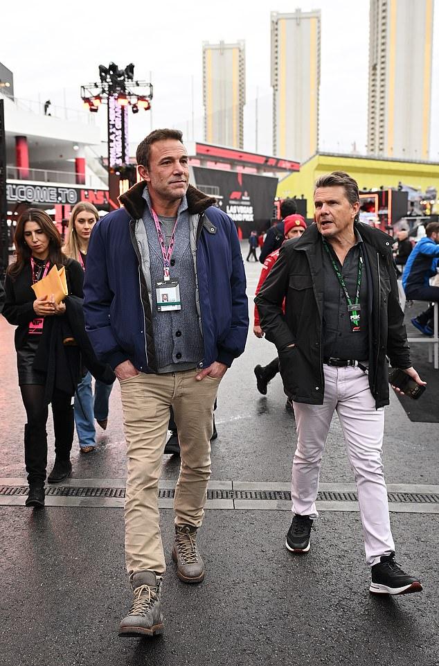 Звезда "Города" согревалась в синей куртке с уютным коричневым воротником и серым свитером под ней.