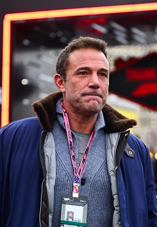 Он завершил образ брюками хаки, представ с гладко выбритым лицом.