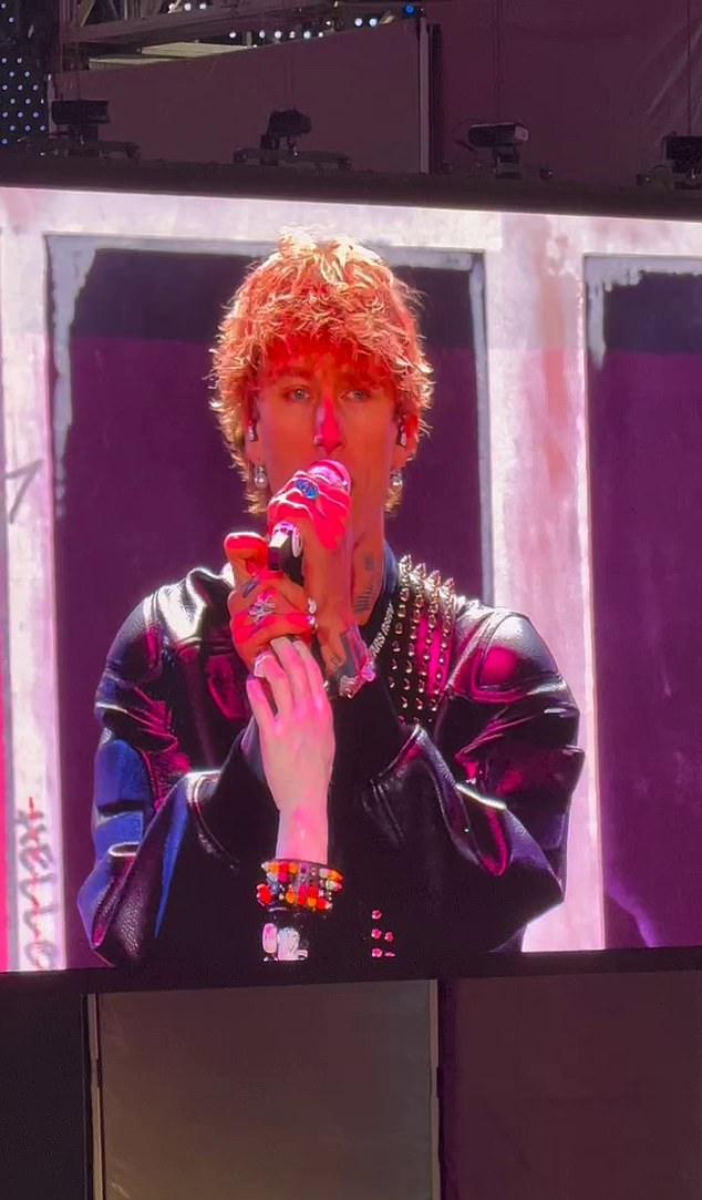 Несмотря на шквал слухов о личной жизни, Келли на пятничном F1-выступлении показал фанатам частичку своего сокровенного мира.