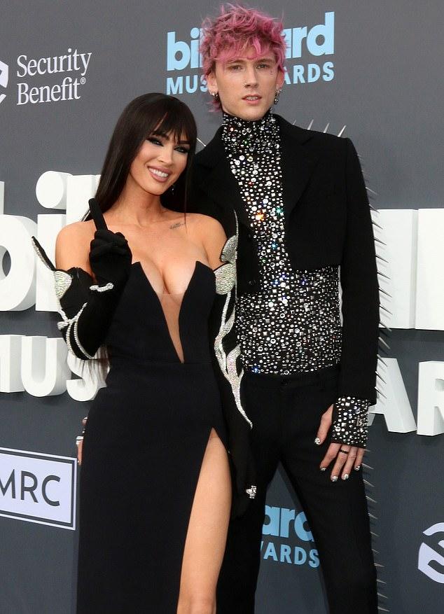 Источник сообщает: Фокс впечатлена его заботой о ней и ребенке. Это породило слухи о налаживании их отношений.