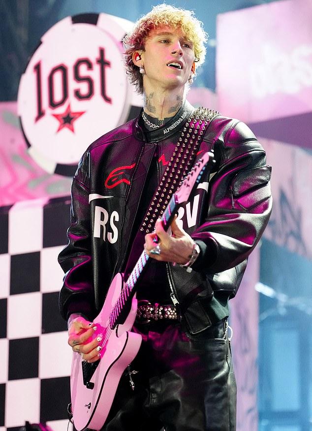 Machine Gun Kelly отшутился о своей интимной жизни на Гран-при Формулы-1 в Вегасе на фоне слухов о воссоединении с Меган Фокс.