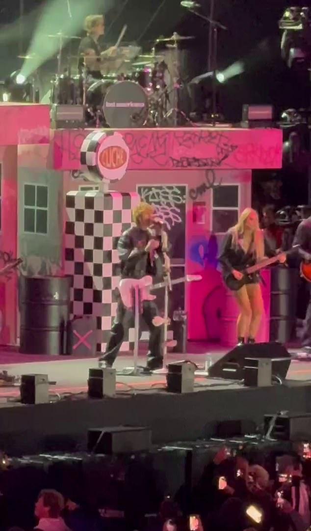 «Я почти гонщик F1 в постели: очень быстрый, и до финиша мне далеко», — пошутил он.