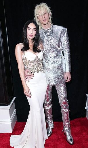 «Мы постоянно спорим, на кого она похожа, — объяснил MGK Хадсон. — Месяц назад была вылитая я, сейчас — вылитая она». (Л.А., 2023)