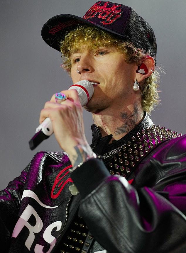 Machine Gun Kelly сделал дерзкое замечание о своей интимной жизни на Гран-при Формулы-1 в Лас-Вегасе в эту пятницу – на фоне слухов о его воссоединении с Меган Фокс