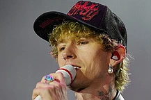 Machine Gun Kelly сделал дерзкое замечание о своей интимной жизни на Гран-при Формулы-1 в Лас-Вегасе в эту пятницу – на фоне слухов о его воссоединении с Меган Фокс