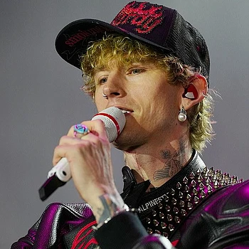 Machine Gun Kelly сделал дерзкое замечание о своей интимной жизни на Гран-при Формулы-1 в Лас-Вегасе в эту пятницу – на фоне слухов о его воссоединении с Меган Фокс