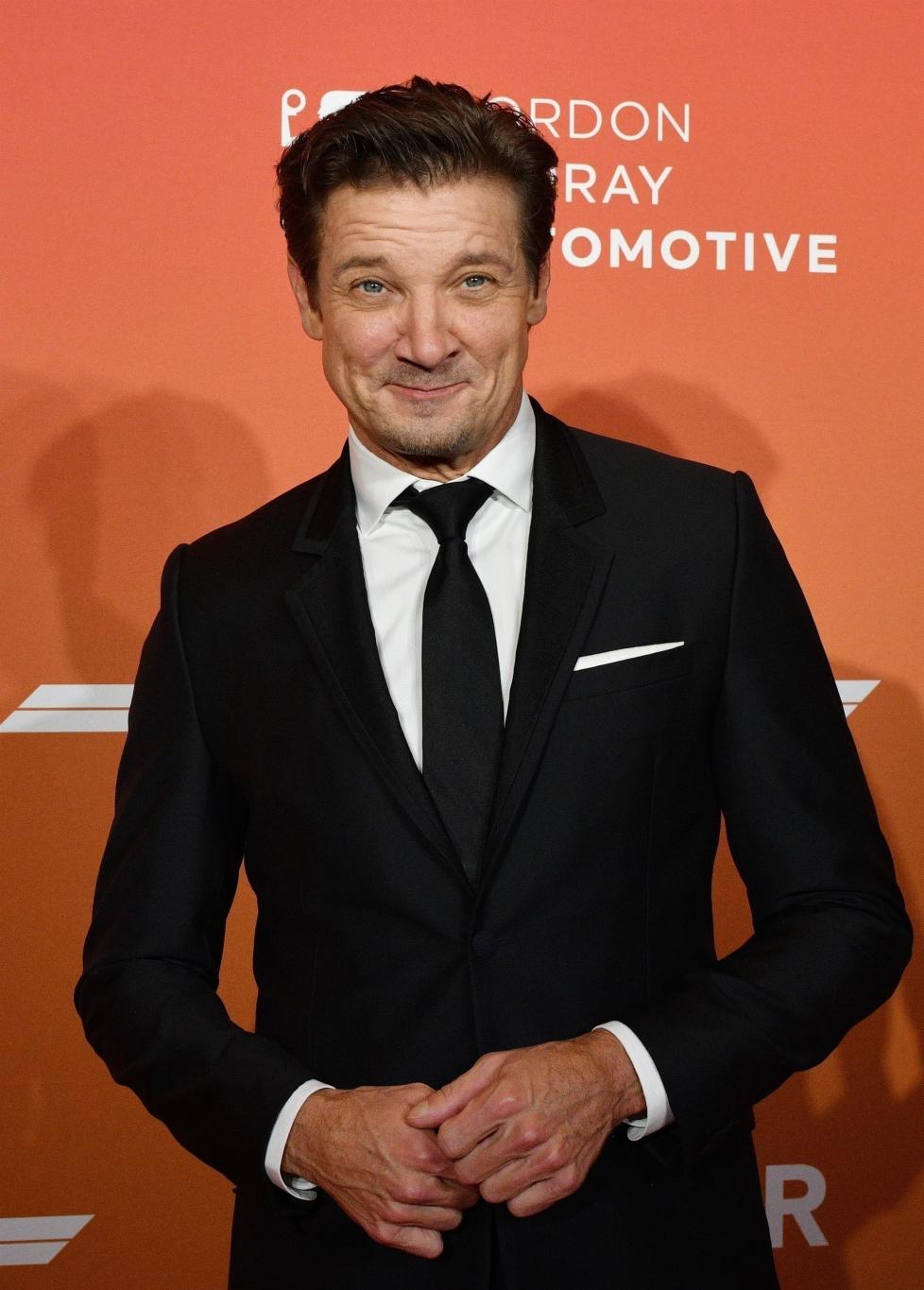 Джереми Реннер эффектно позирует на красной дорожке amfAR Las Vegas 2025, привлекая всеобщее внимание на престижном гала-вечере.