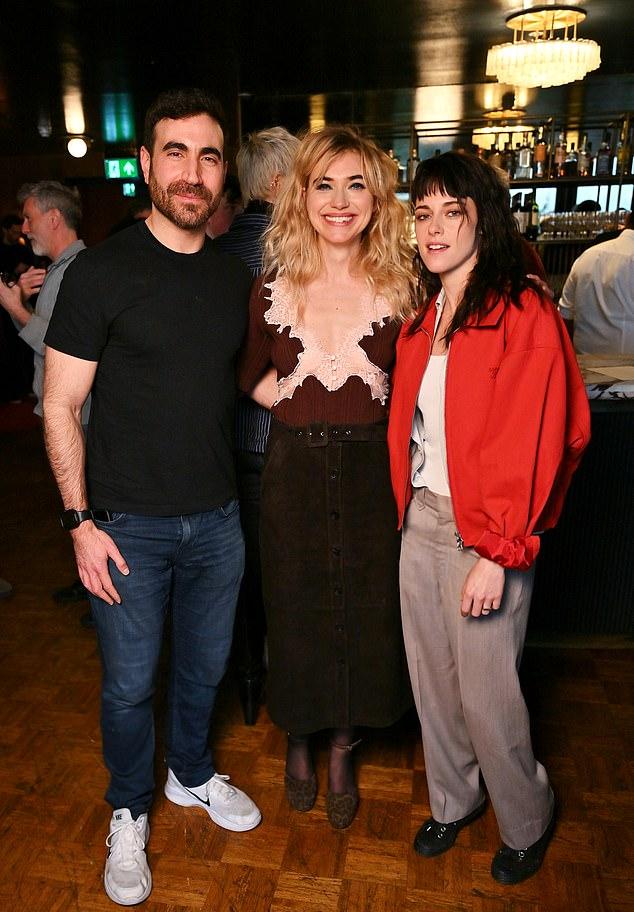 К паре на мероприятии присоединились друзья, в том числе 45-летний Бретт Голдстин, звезда «Теда Лассо».