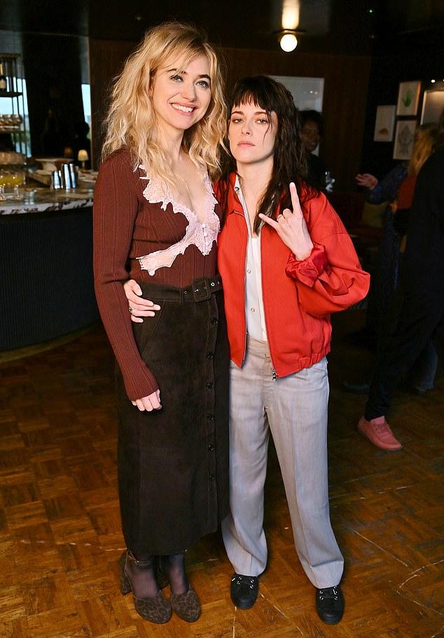 Имоджен блистала шиком в коричневом кружевном топе и замшевой юбке миди. Кристен же выбрала повседневный стиль, надев куртку цвета жженого апельсина.