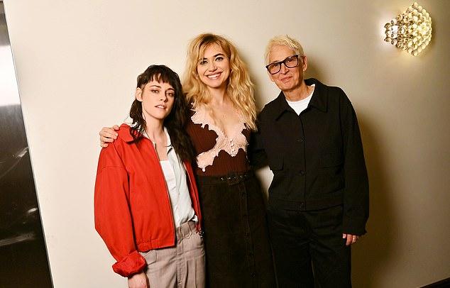 Актриса "Сумерек" (35) выбрала строгий, но гармоничный образ: серые брюки, белая рубашка и красная куртка-бомбер с закатанными рукавами.