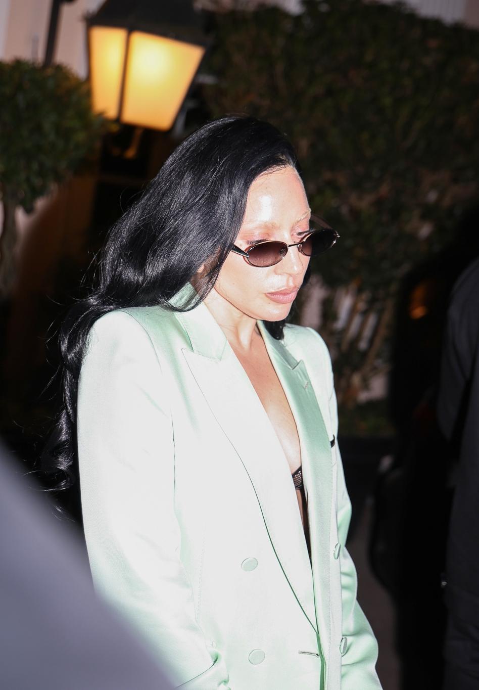 Леди Гага предстала в мятно-зеленом атласном костюме Tom Ford и солнцезащитных очках.