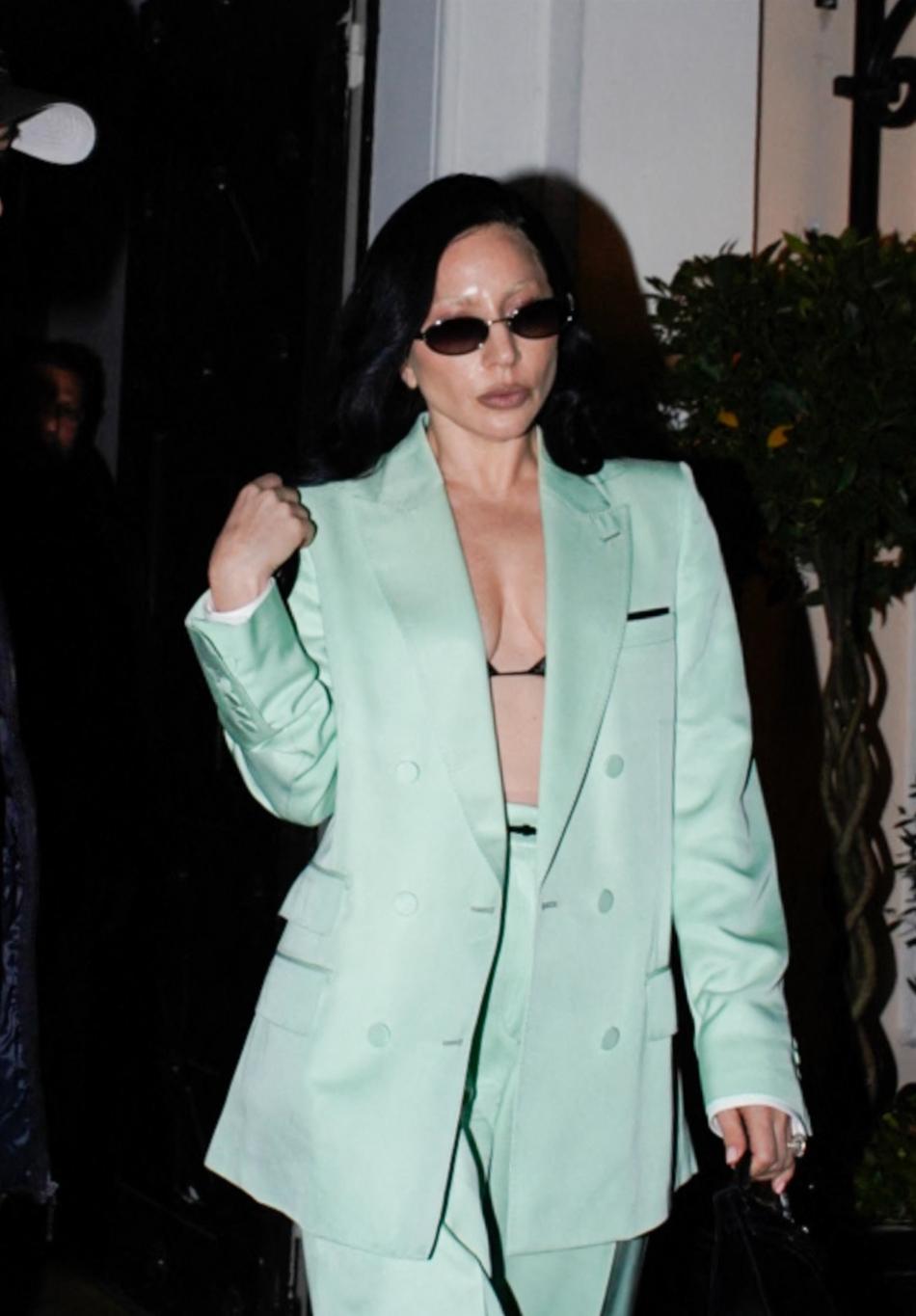 Леди Гага выходит из парижского ресторана в объемном мятно-зеленом костюме, черном бралетте и темных очках.