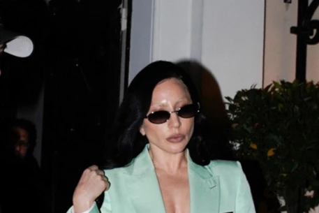 Леди Гага вернулась к черному цвету волос