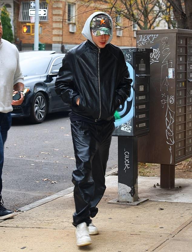 Шаламе хитро ухмыльнулся во время промо-кампании своего предстоящего фильма "Марти Суприм" в Манхэттене.