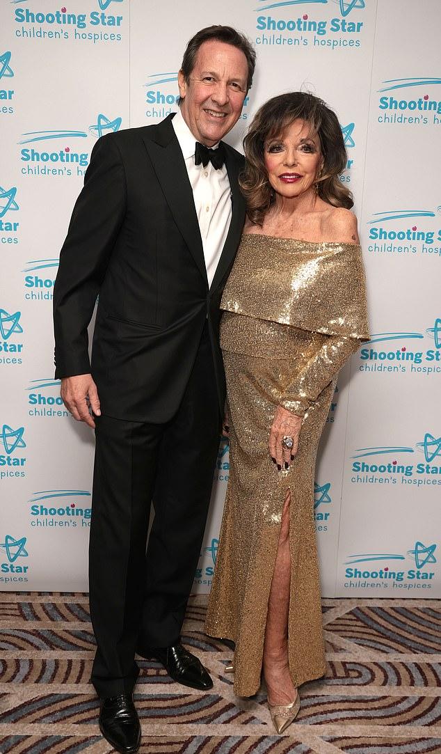 Джоан поразила на красной дорожке ослепительным золотым платьем с пайетками, открытыми плечами и высоким разрезом.