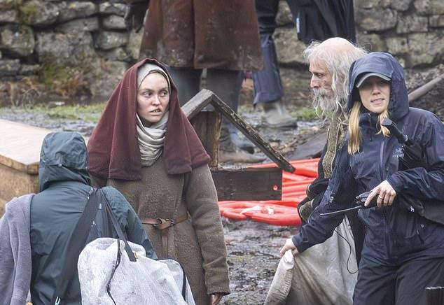 26-летний корчит гримасу, глядя на тепло укутанных коллег на площадке.