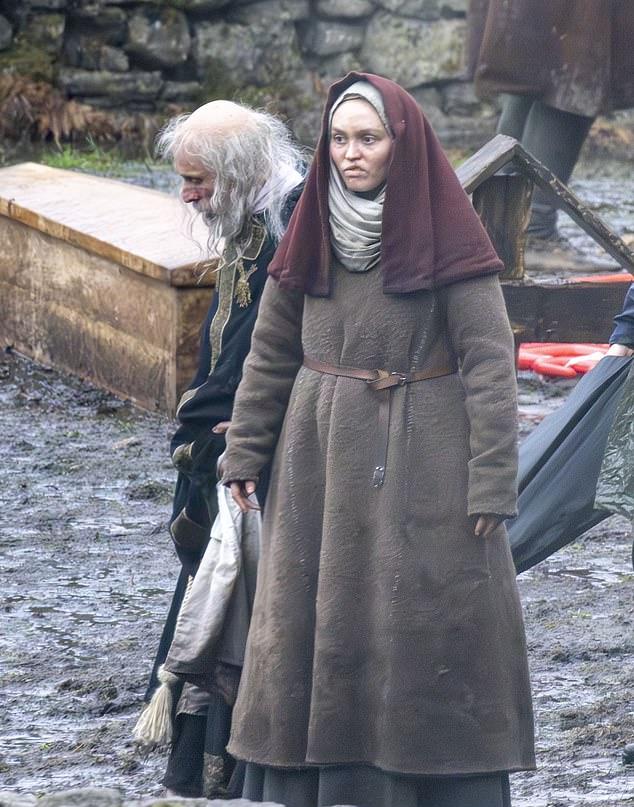 Лили-Роуз Депп запечатлена на съемках нового средневекового хоррора «Вервольф» в Суррее.