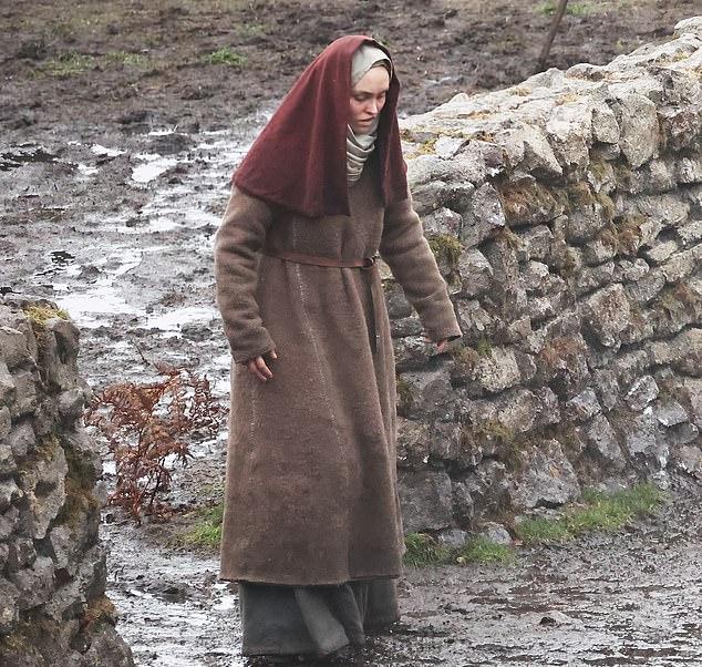 Лили-Роуз бредет по грязной съемочной площадке "Вервольфа" Роберта Эггерса в Суррее.