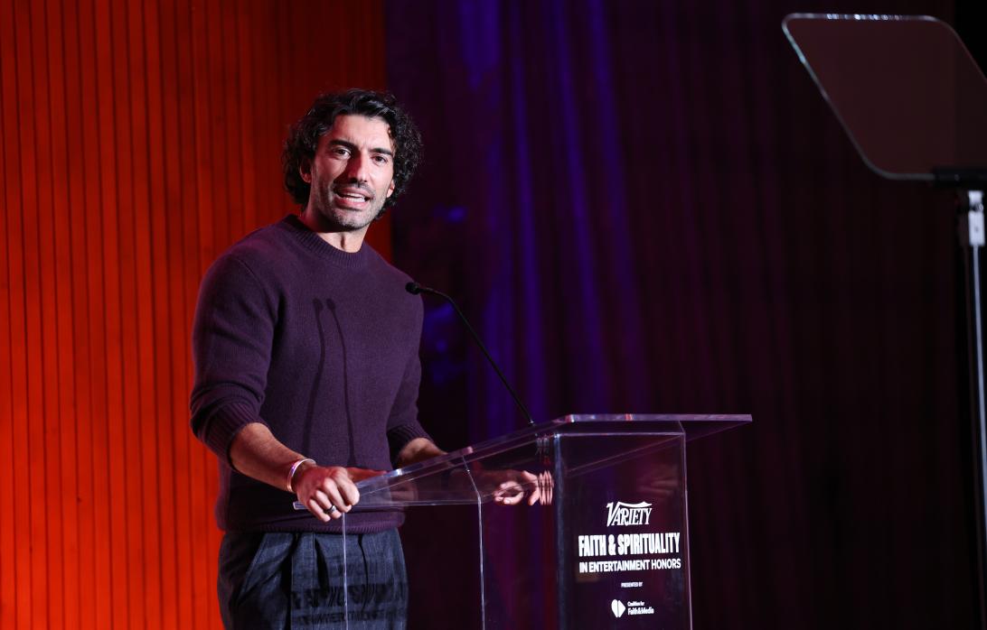 Джастин Бальдони выступает на торжественной церемонии чествования Variety Faith & Spirituality In Entertainment Honors.