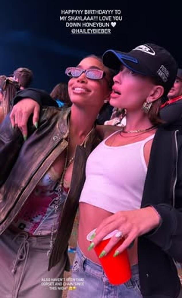Лори Харви выложила фото с уличного концерта, подписав: «С днём рождения, моя Шейлааа! Очень люблю, моя булочка @haileybieber».