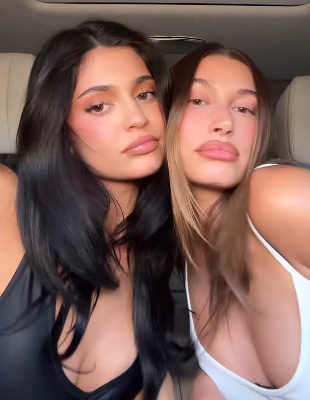 В субботу основательница Rhode перепостила в Instagram-сторис теплые послания от близких подруг: Кайли Дженнер, Лори Харви.