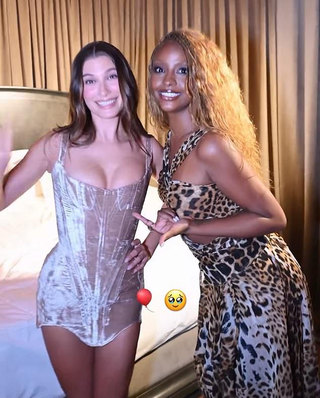 В клипе Джастин пара, готовясь к майскому афтерпати Мет Гала, называет друг друга "лучшими друзьями".