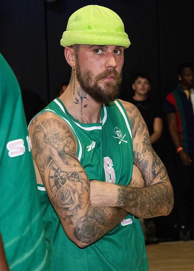 Исполнитель хита «Peaches» пока не поздравил жену с днём рождения в соцсетях. В октябре его видели в Лос-Анджелесе.