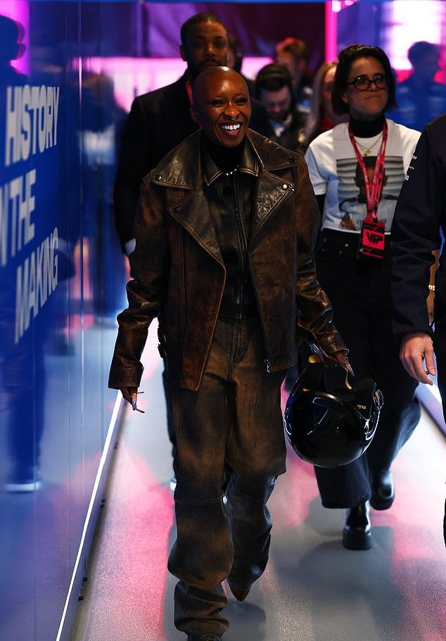 Тем временем, 37-летняя Синтия предпочла стильную кожаную куртку оверсайз с эффектом "acid-wash" и соответствующие джинсы.