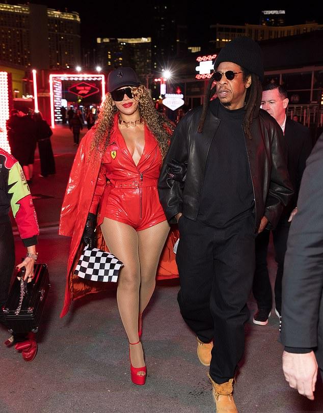 На мероприятии Бейонсе произвела фурор в алом латексном комбинезоне с логотипом Ferrari.