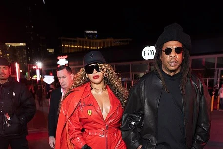 Бейонсе привлекла всеобщее внимание, появившись на Гран-при Формулы-1 в Лас-Вегасе