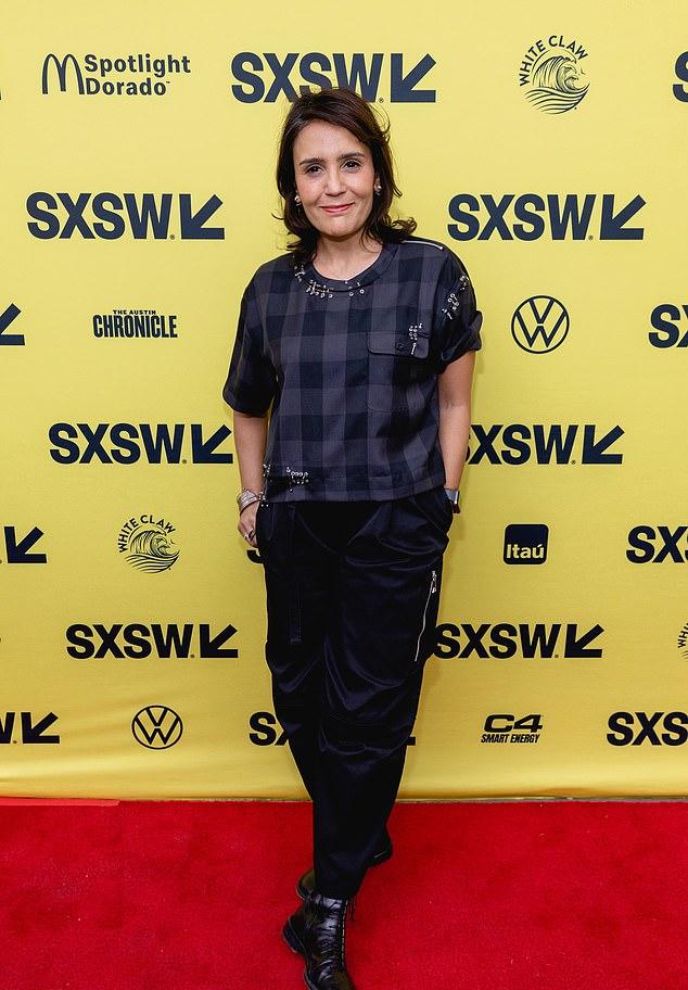 Ребел утверждает: Гост плохо перенесла воду Бонди и пошла в душ. МакИннес присоединилась. Что произошло далее, оспаривается Ребел и другими.