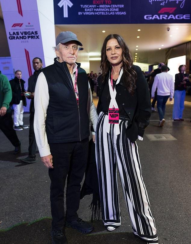 Отметив 25-летие брака, 56-летняя Кэтрин Зета-Джонс и 81-летний Майкл Дуглас прогулялись рука об руку на Гран-при Вегаса в субботу.