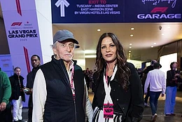 Кэтрин Зета-Джонс и Майкл Дуглас рука об руку на Гран-при Вегаса в субботу после празднования 25-й годовщины свадьбы