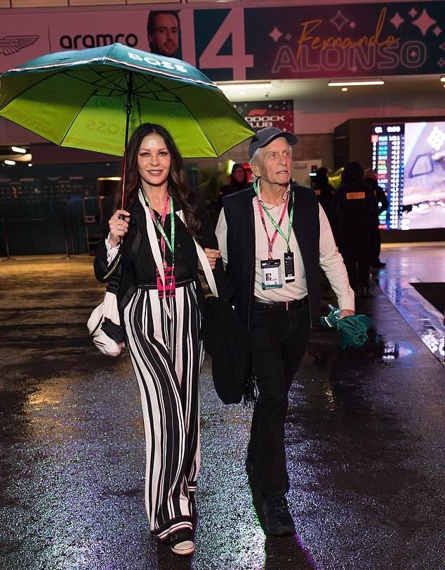 На последнем выходе 56-летняя Кэтрин выглядела шикарно в черно-белых полосатых брюках и черном топе с длинными рукавами.