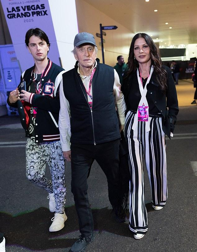 Оскароносная пара поженилась в отеле Плаза в ноябре 2000 года, вскоре после рождения первенца, сына Дилана Майкла Дугласа.