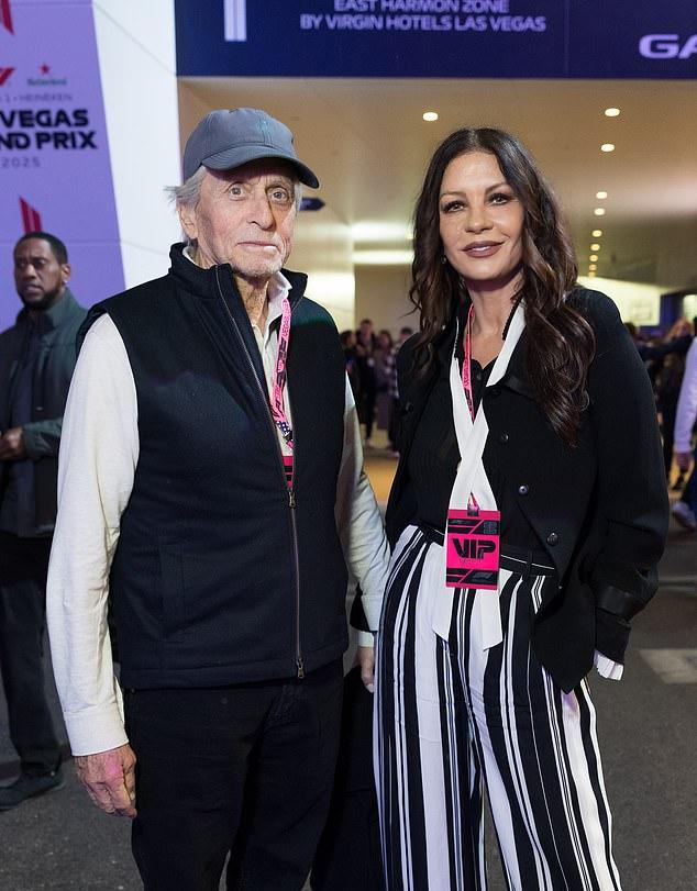 Екатерина несла свои вещи в белой сумке через плечо, укрываясь от дождя под зонтом.