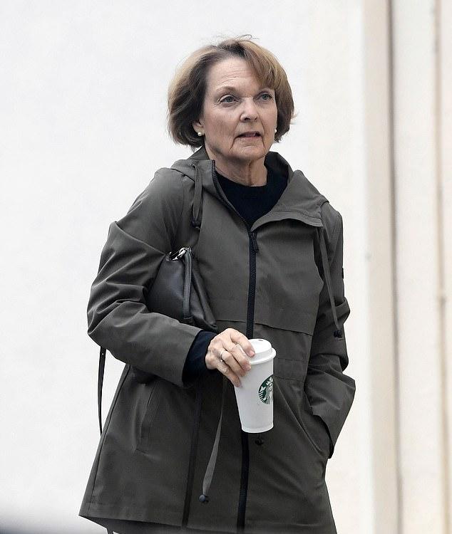 Одна из самых продуктивных актрис 80-х и 90-х удивила поклонников в среду, совершив редкий выход в свет в Лос-Анджелесе.