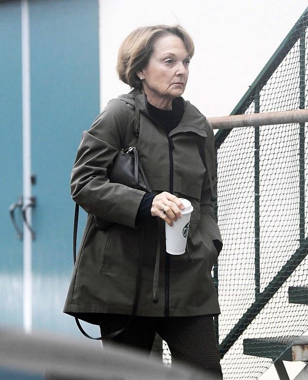 Любимая 76-летняя звезда «Детсадовского полицейского» выглядела поразительно молодо в стильном повседневном образе.