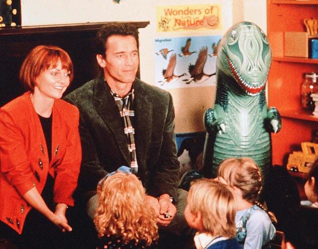 В одной из ярчайших сцен фильма О'Хара притворяется сестрой Кимбла, пародируя австрийский акцент Шварценеггера.