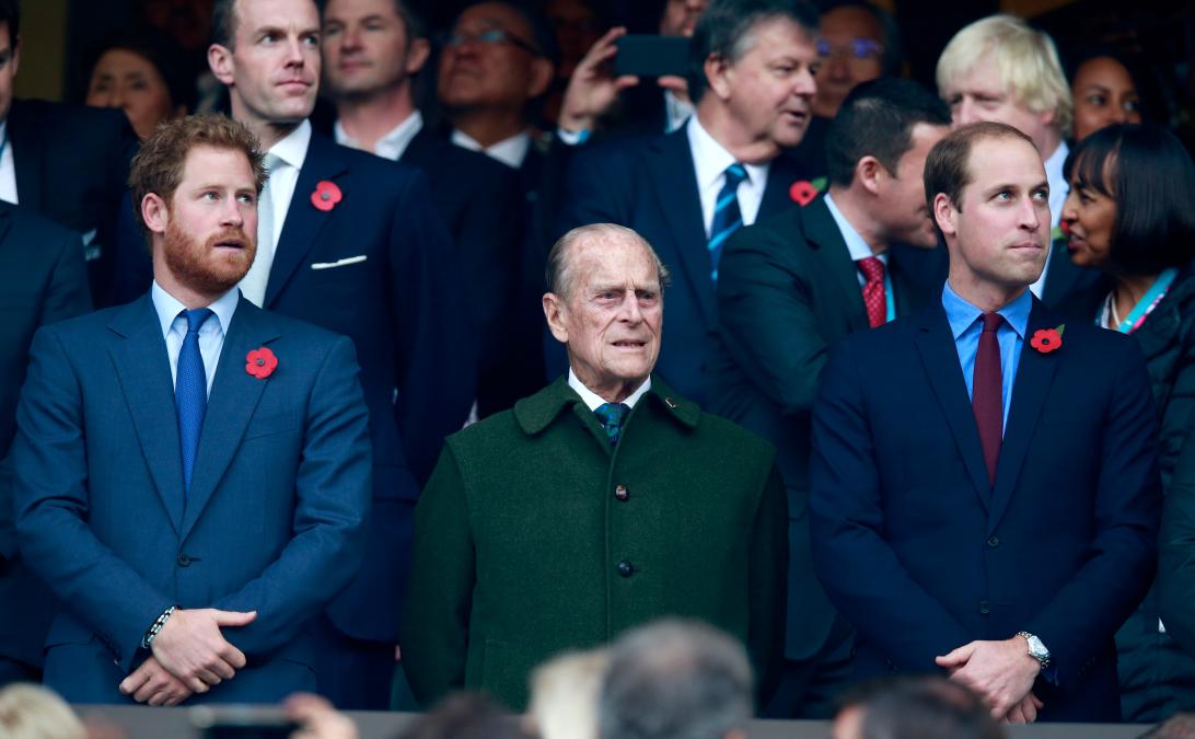 Принцы Гарри, Филипп и Уильям слушают национальные гимны стоя на финале ЧМ-2015 по регби.