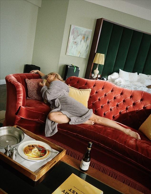 Готовясь, кинозвезда также наслаждалась вином, уютно устроившись в сером халате.